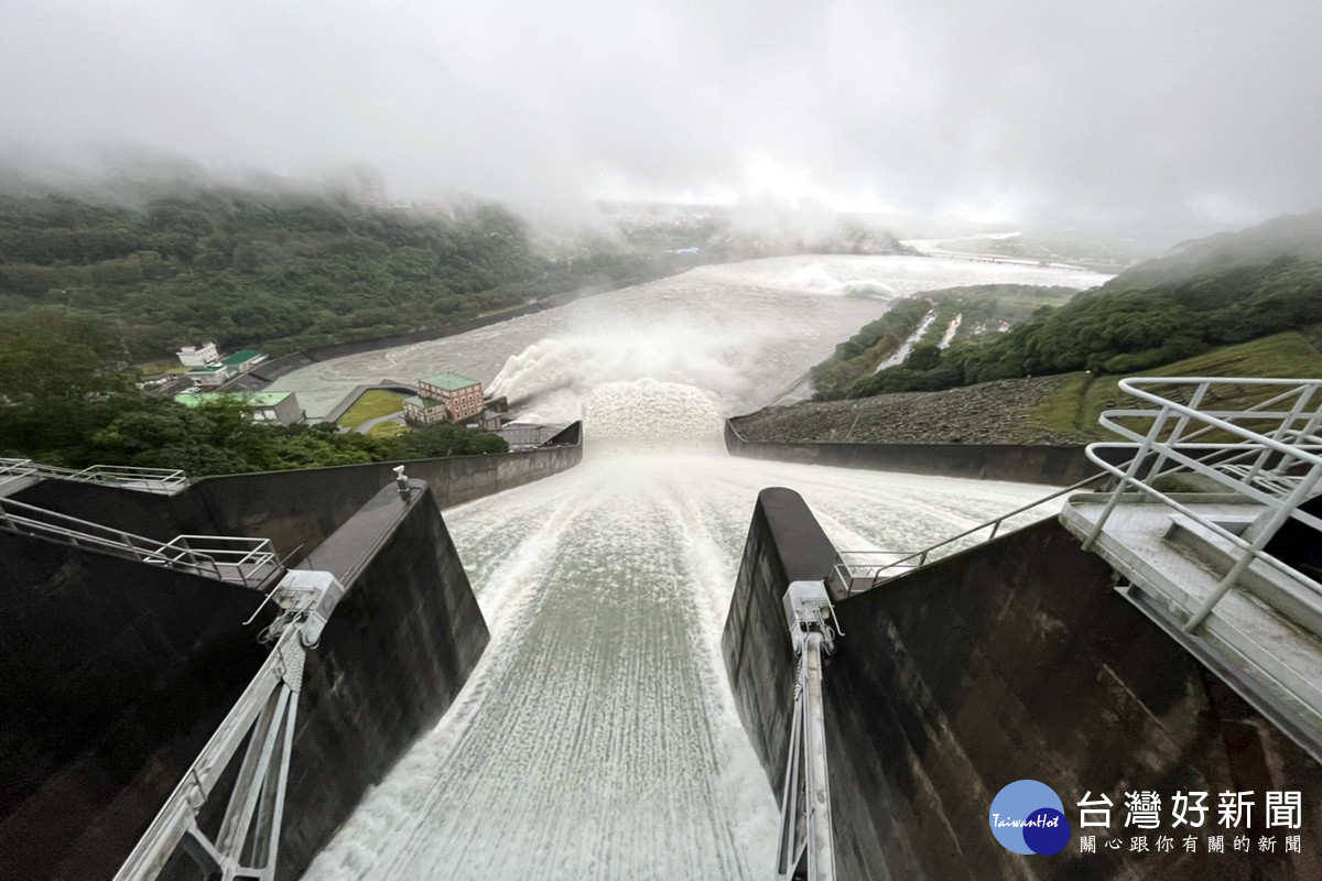 尼莎颱風豪雨不斷，石門水庫開啟溢洪道洩洪。