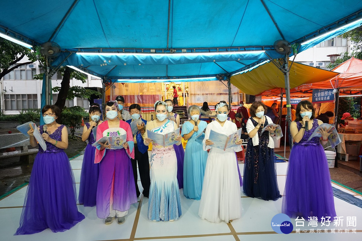 觀世音菩薩吉祥日法會，表演團體共同演唱正心祈福頌，期望國泰民安世界和平