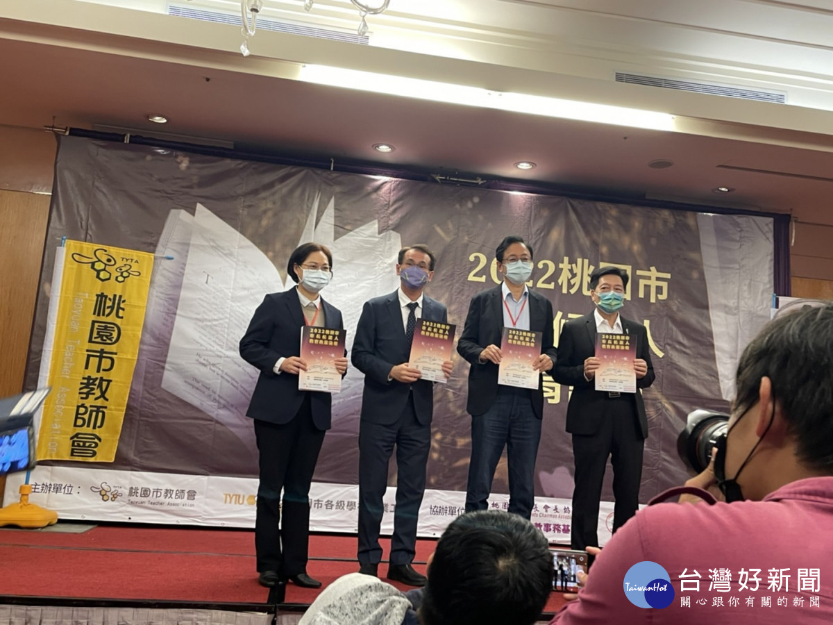 台灣民眾黨桃園市長候選人賴香伶出席「桃園市長候選人教育政策論壇」。