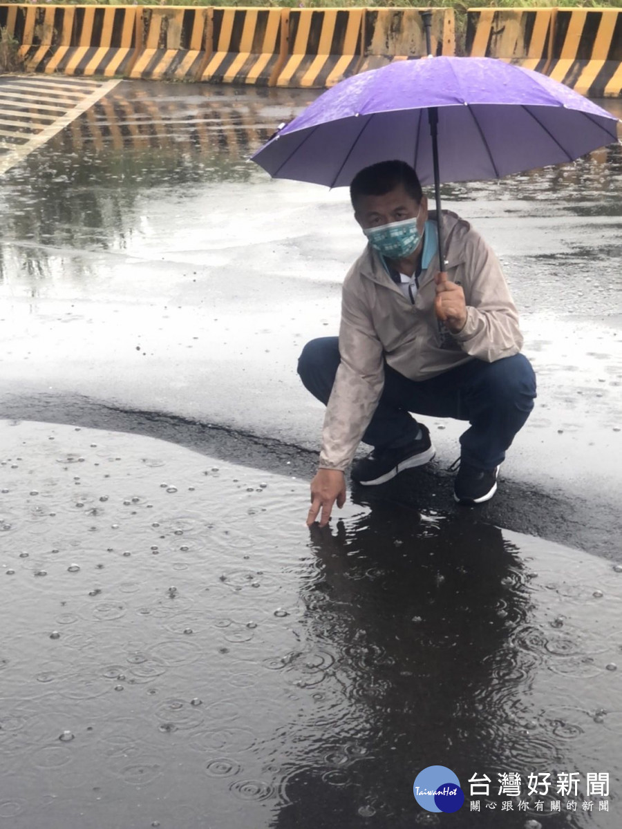 台中市議員蕭隆澤表示，新建橋梁的路面有下陷積水情形。