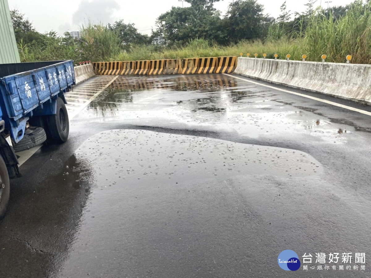 神岡區公所斥資298萬元興建跨橋，大雅端無路銜接，紐澤西護欄已擺爛2年多。