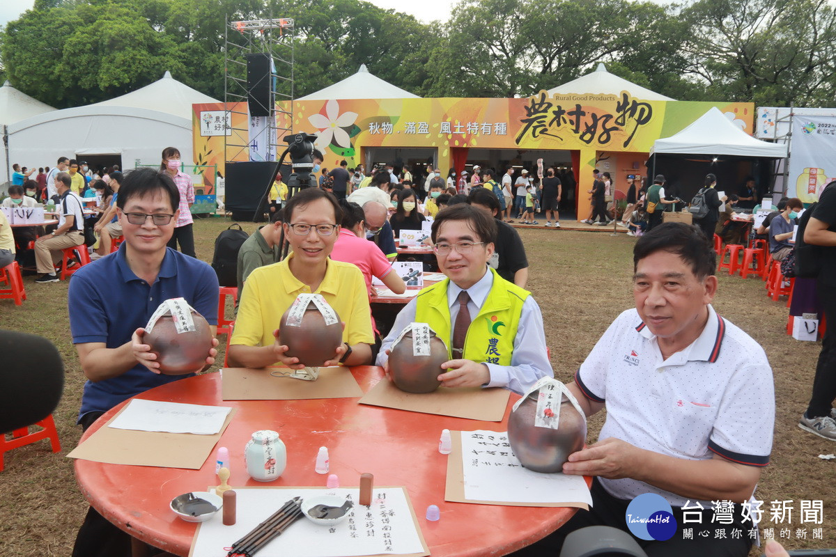 陳副縣長陳主秘等封茶典藏。（記者扶小萍攝）