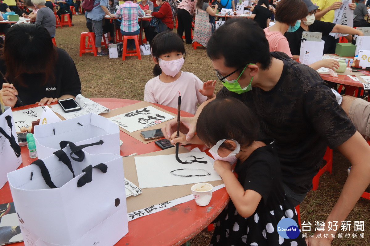 老中青幼全齡參加揮毫寫心願。（記者扶小萍攝）