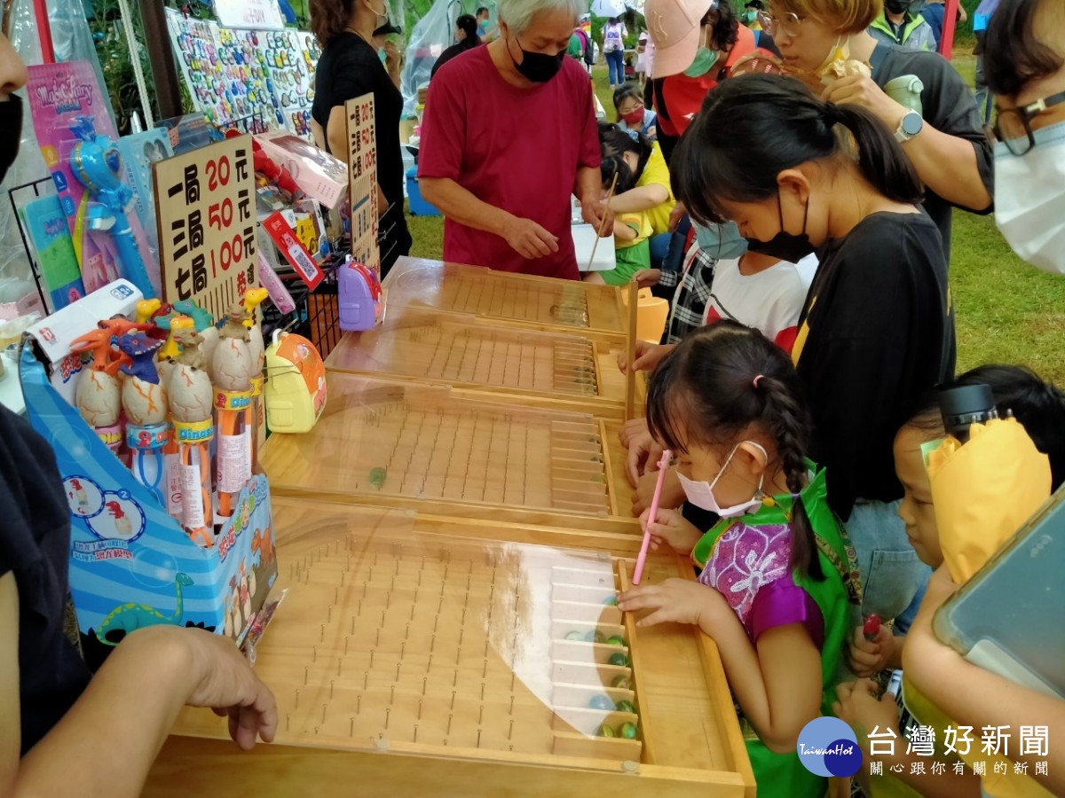 小朋友在綠享宴活動玩彈珠遊戲。圖／彰化市公所提供