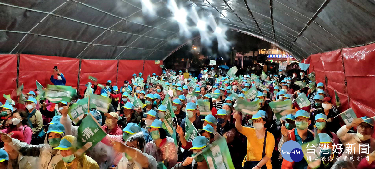 鄭寶清南區競選總部成立，現場雖然細雨紛飛，但是還是被熱情的民眾擠滿了整個會場