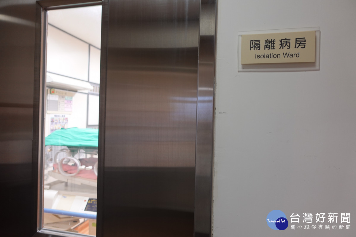 新生兒經搶救，狀況穩定後住進新生兒加護病房的隔離病房照顧。