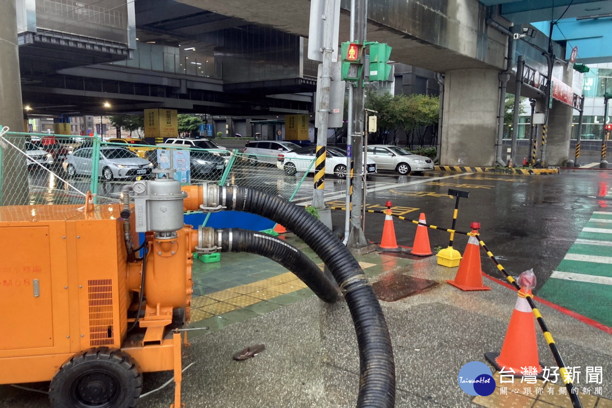 市府水務局搭配智慧水情抽水機調控系統，提前精準預布，捷運長庚A8站附近未出現淹水情事。