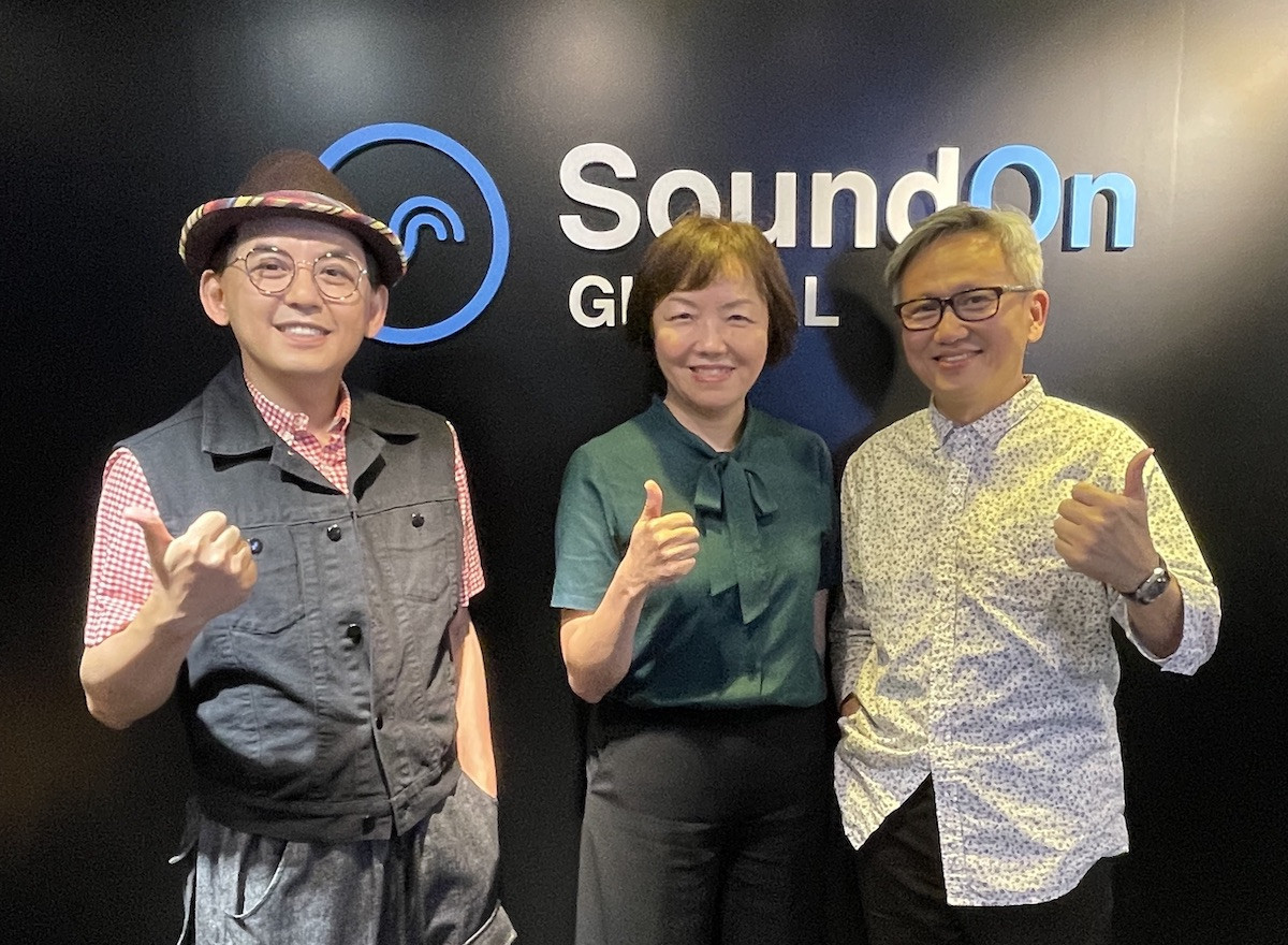 臺銀響應金管會信託2.0,攜手SoundOn與財經專家沈雲驄打造Podcast節目《臺銀問講,你問我講》(由左至右藝人黃子佼、臺銀信託部經理張梅君、主持人沈雲驄)。