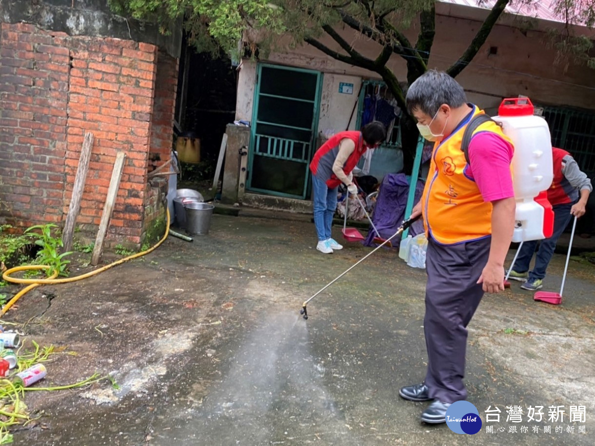 榮欣志工幫榮民陳伯伯進行住家清潔消毒，防止病媒蚊蠅孳生。