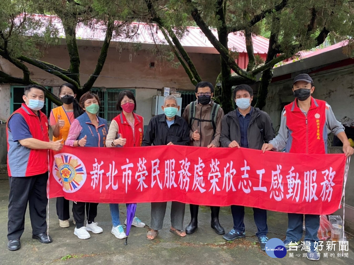 榮服處藍瑞玲組長(左4)偕同社會局身心障礙科王昱翔社工師(右2)、新北市樂康身心障礙者家庭資源中心王晨宇督導(右3)、陳譽丰里長(左3)等至榮民陳伯伯(右4)家中居家清掃。