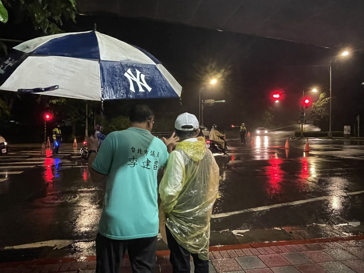 身旁眾人撐傘，唯獨他戴帽淋雨，阿中這一背影，讓綠粉都哭了！