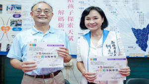 ▲黃柏霖數次被公督盟評為「問政優質」議員，總部成立柯志恩特地前往支持。