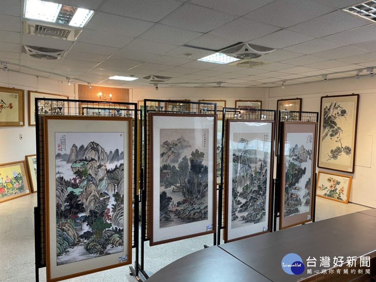 瑞穗國小學府藝廊展出退休教師江春燕的水墨畫作。