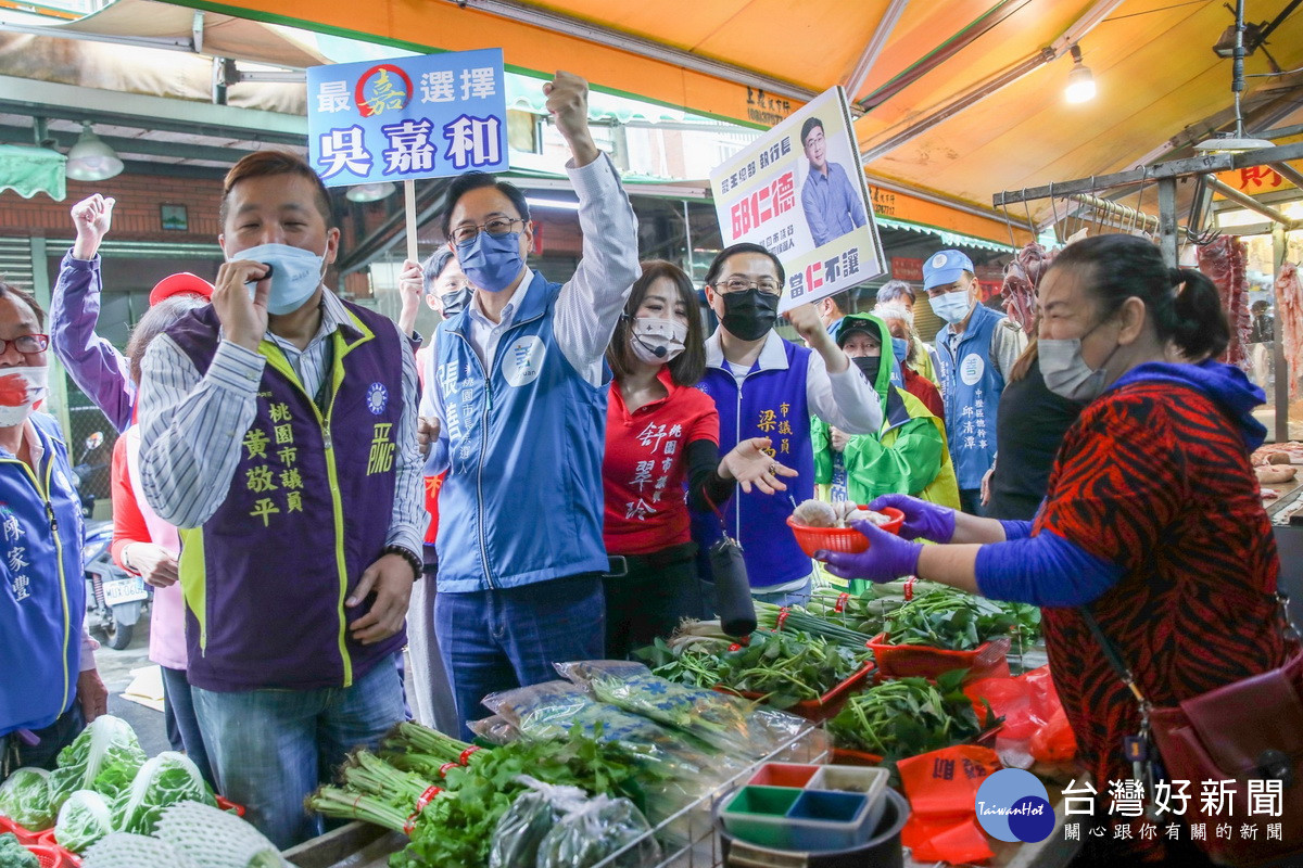 國民黨桃園市長候張善政合體立委高金素梅於忠貞市場拜票爭取支持。