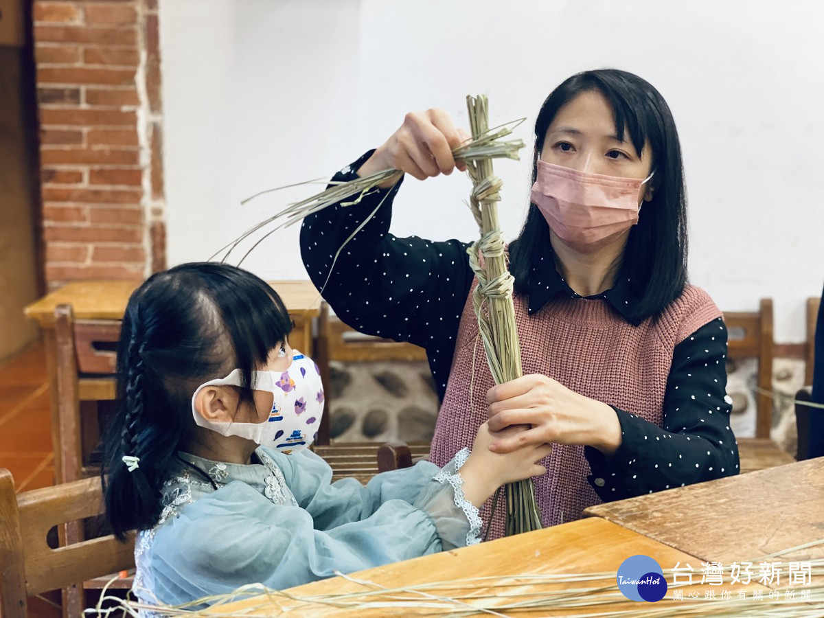 在程氏古厝舉辦的「公司田溪生活市集」活動，推出親子草刀DIY，一同體驗農家樂