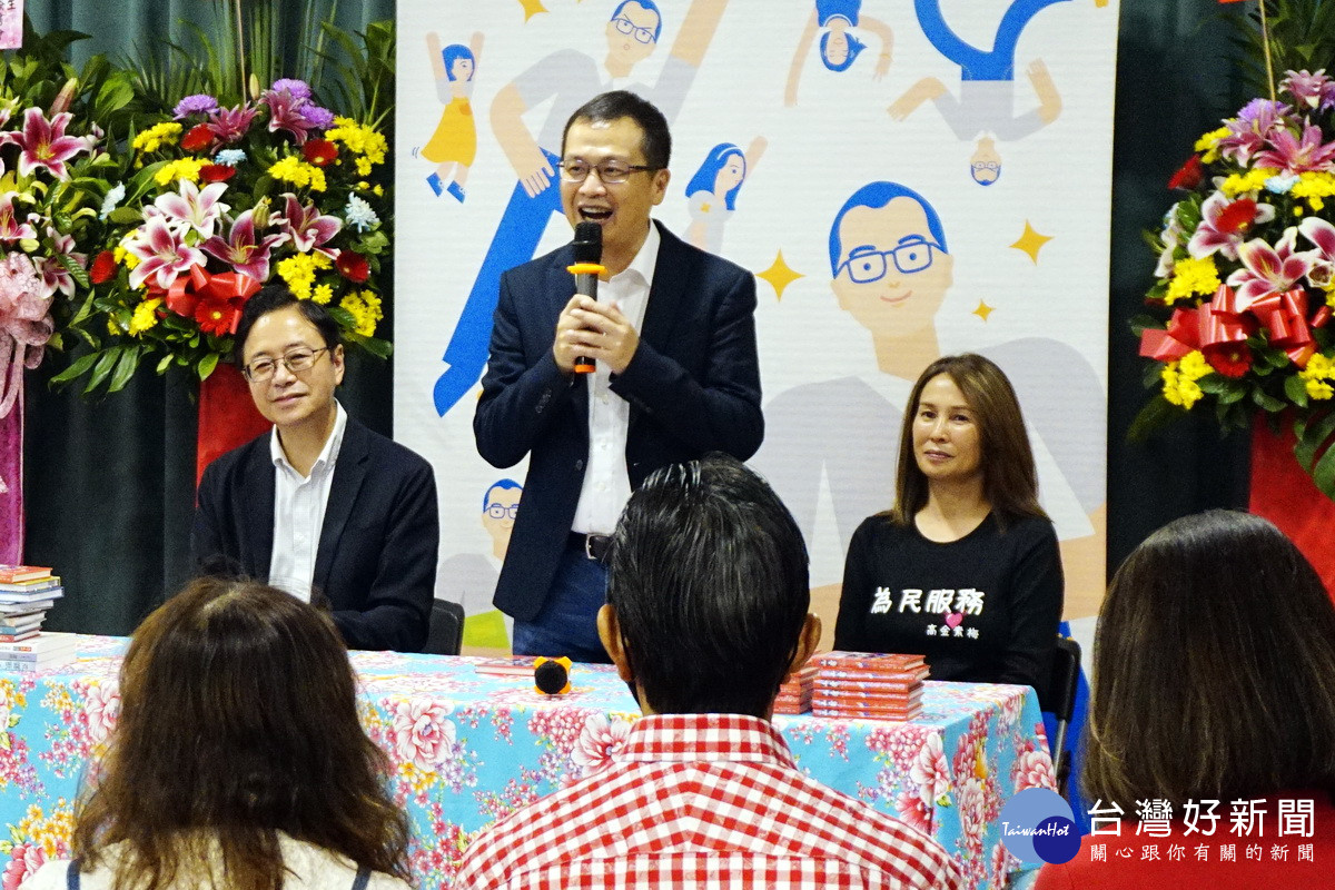 國民黨桃園市長候選人張善政出席國民黨前副秘書長羅智強「大小情話」簽書會。