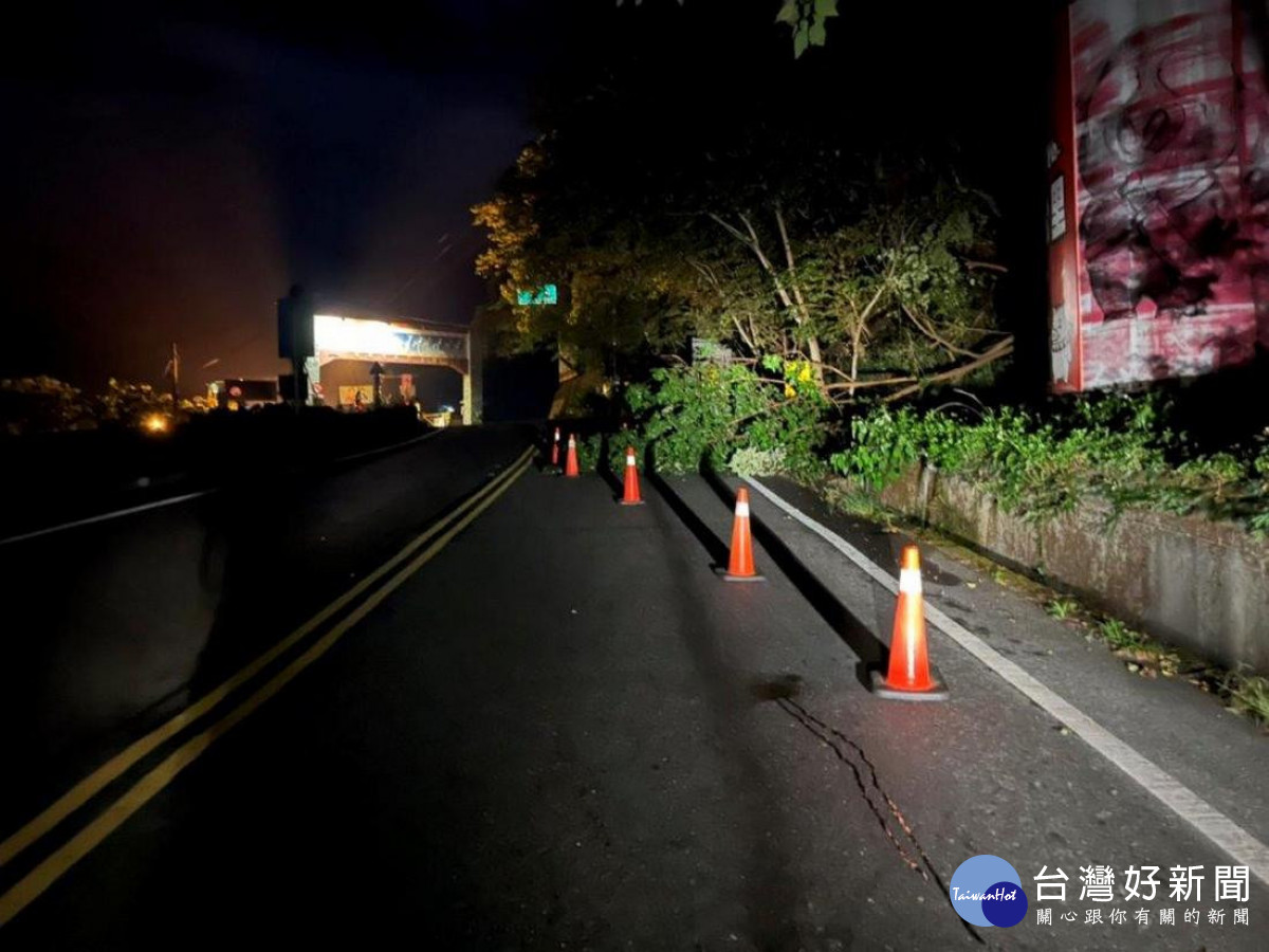 信義鄉山區雨後造成台21線新中橫公路部分路段路樹倒塌，交通受阻，信義及羅娜派出所員警接獲民眾110電話報案，前往現場實施交通管制