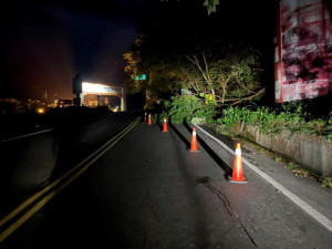 信義鄉山區雨後造成台21線新中橫公路部分路段路樹倒塌，交通受阻，信義及羅娜派出所員警接獲民眾110電話報案，前往現場實施交通管制