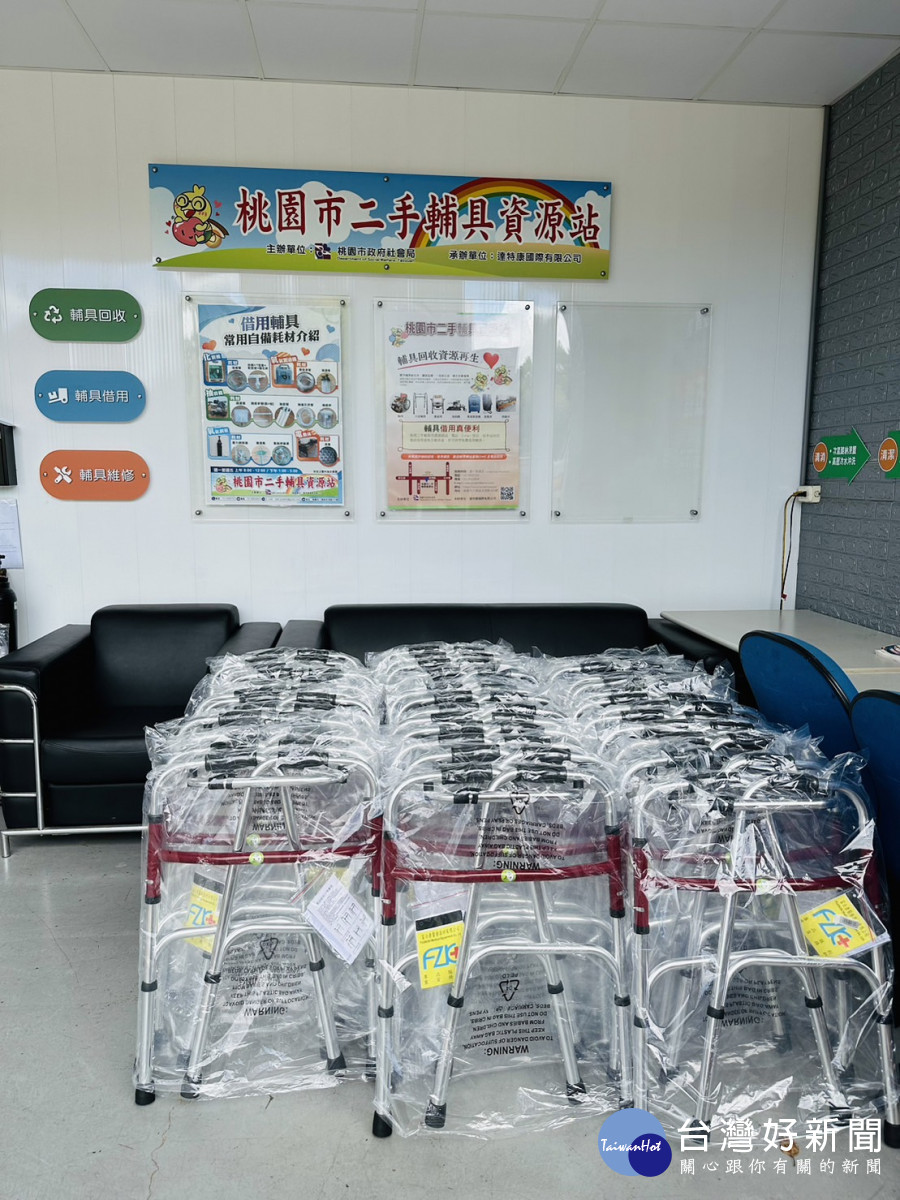 立法委員黃世杰號召善心人士共同捐贈42支ㄇ型助行器，關懷扶助社會弱勢。<br /><br />
<br /><br />
