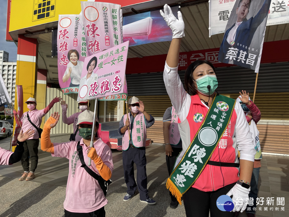 東南區新人陳雅惠也在國光路建成路口拜票