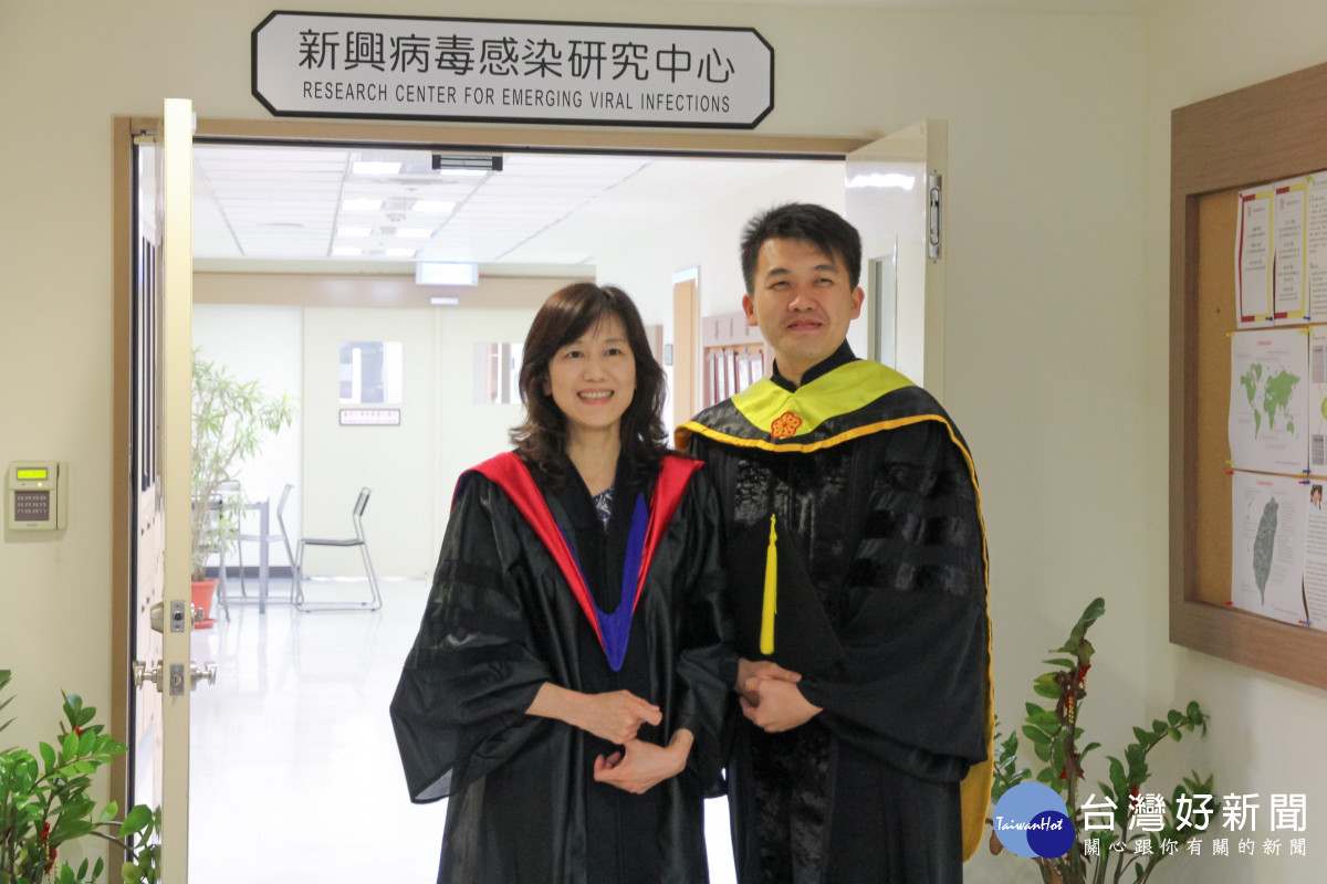 2013年莫子京校友(圖右)博士班畢業與指導教授施信如老師(圖左)合影