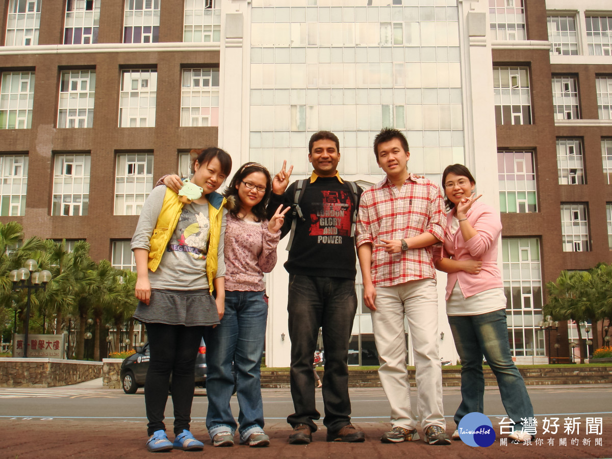 莫子京校友(右二)2009年與博士班同學於長庚大學校園合影