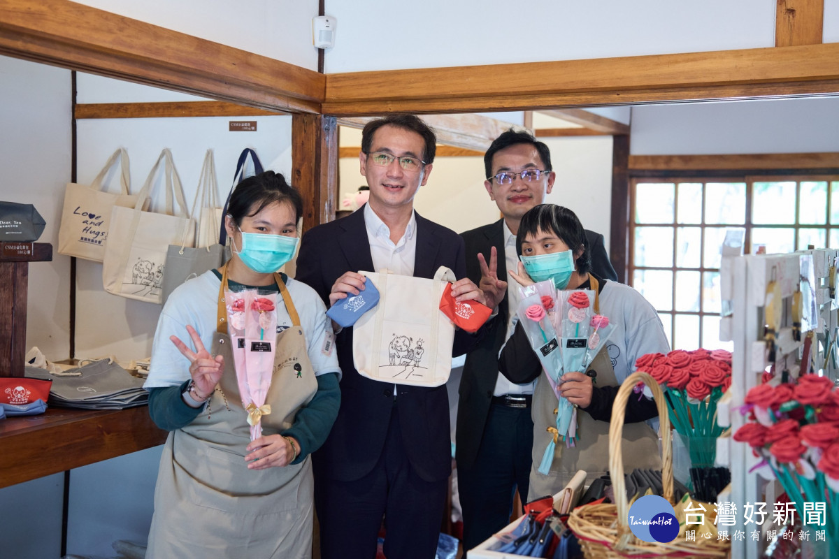 桃園市長參選人鄭運鵬參觀壢小故事森林，鄭運鵬說，希望未來擴大照顧更多社福、弱勢的團體。<br />
<br />
