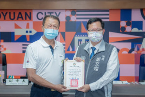 鄭市長頒發捕蜂捉蛇大隊第一大隊大隊長侯恒如聘書。