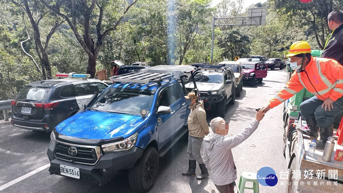 大批民眾受困於宜蘭明池山莊地區，相關單位搶通道路，組成搜救隊陸續將受困民眾接駁下山。