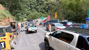 大批民眾受困於宜蘭明池山莊地區，相關單位搶通道路，組成搜救隊陸續將受困民眾接駁下山。