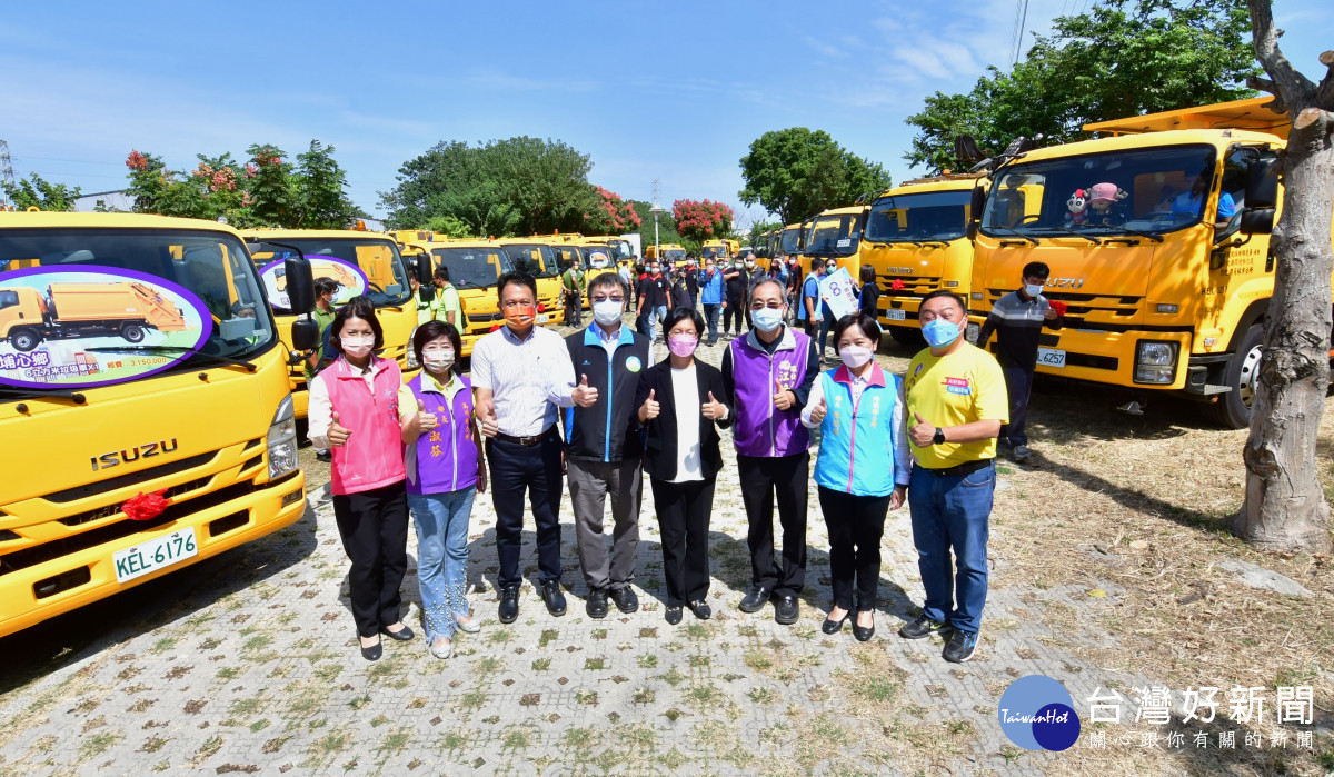 彰化縣環保局22輛環保車輛授車。圖／記者鄧富珍攝