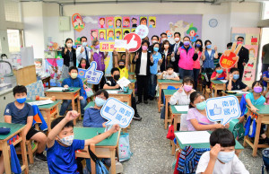 彰化縣中小學72所學校課桌椅汰舊換新。圖／記者鄧富珍攝