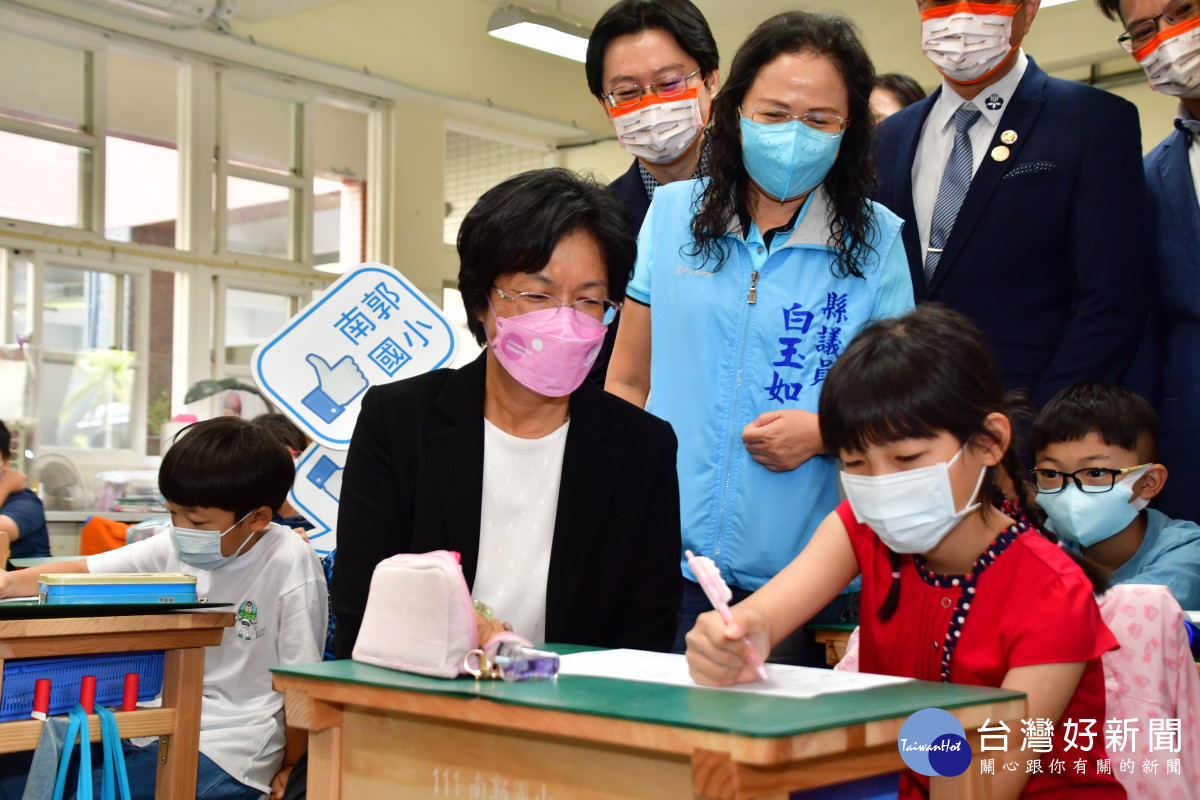 彰化縣中小學72所學校課桌椅汰舊換新。圖／記者鄧富珍攝