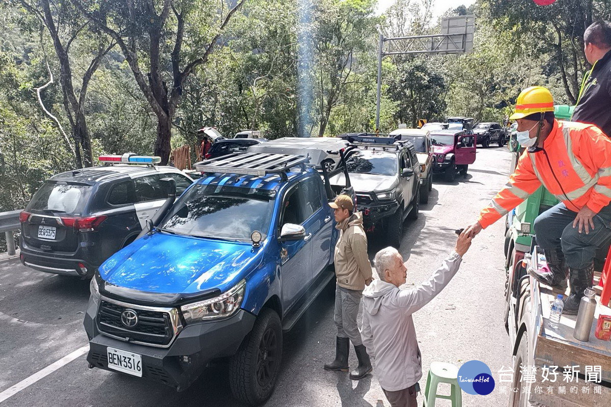桃園市政府團隊全力協助接駁，明池山莊187名受困民眾順利下山。