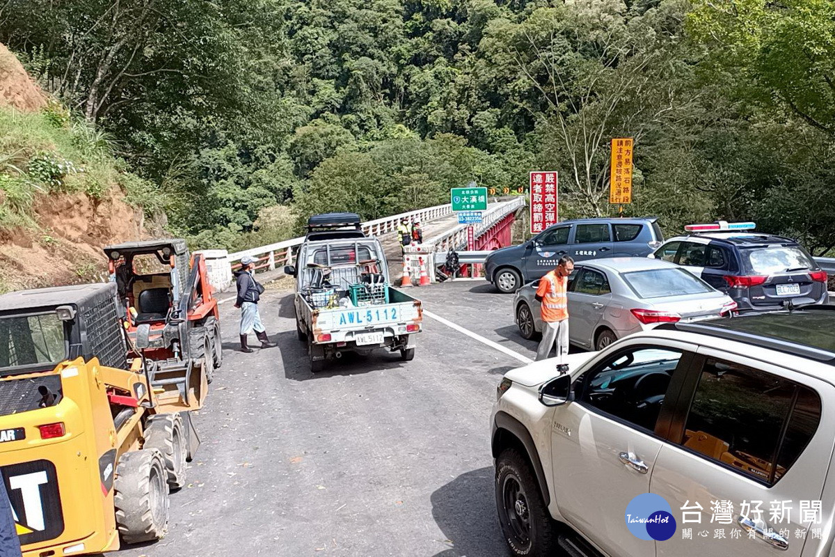桃園市政府團隊全力協助接駁，明池山莊187名受困民眾順利下山。
