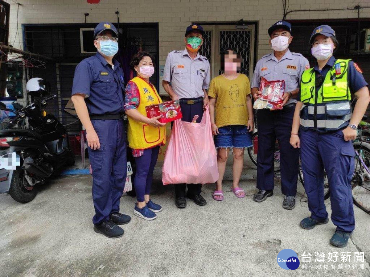 東港警聯手志工及民力　慰問送暖關懷弱勢