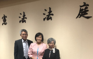 國家人權委員會紀惠容委員、蘇麗瓊委員及副執行秘書陳先成出席憲法法庭退庭後合影
