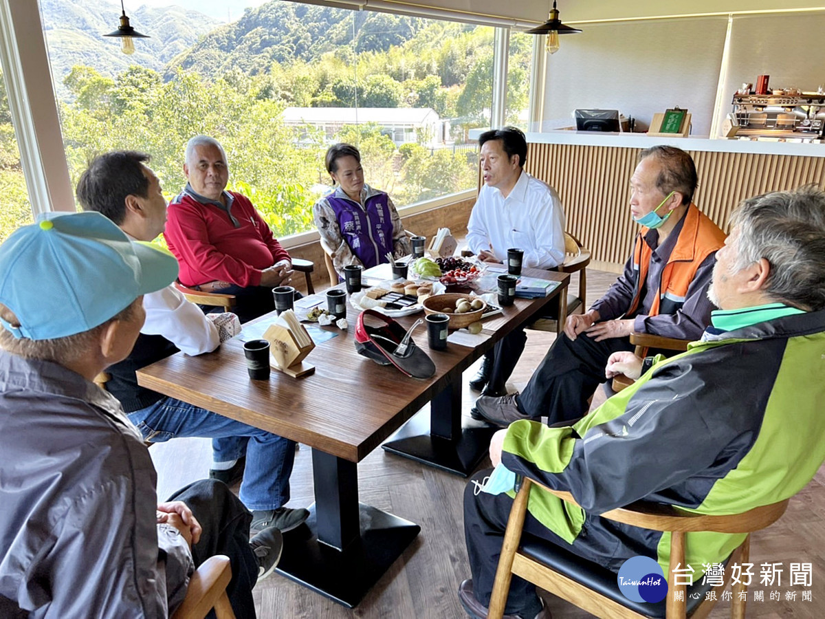 鄭寶清拜訪前復興鄉長　林信義：政治人物兩袖清風很重要