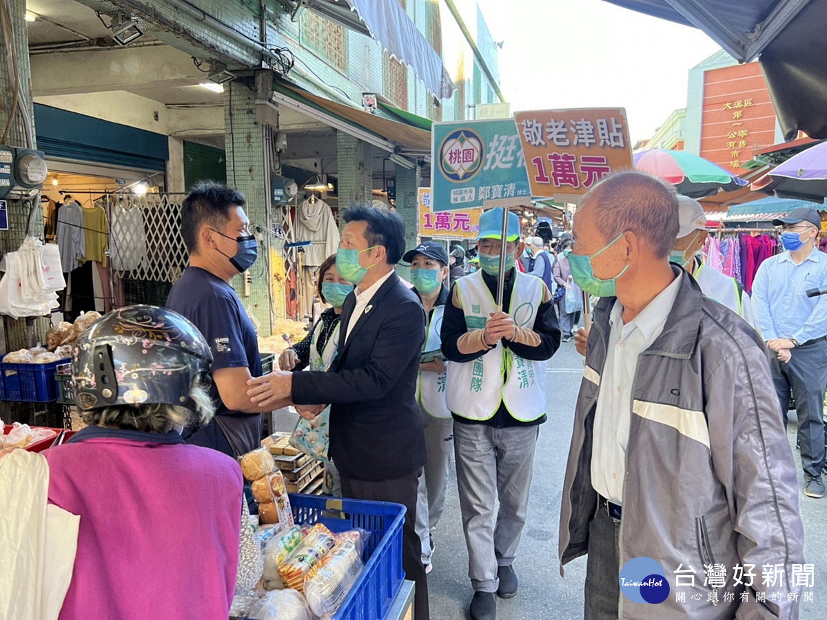 鄭寶清大溪掃街票民眾和攤商熱情握手