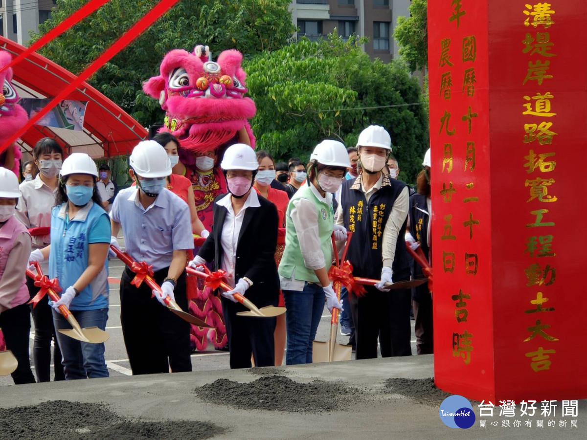 第一條彰北快速道路「飛天鑽地」大埔截水溝堤岸道路拓寬工程開工了。圖／記者鄧富珍攝