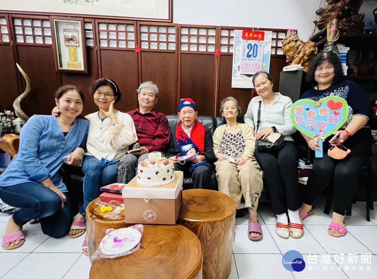 鄧儀仙爺爺(中)與夫人及子女三代同堂一同慶祝百歲生日。