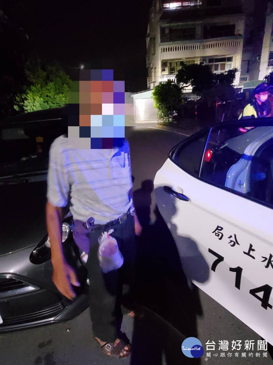 失智老翁迷途　暖警協助平安返家