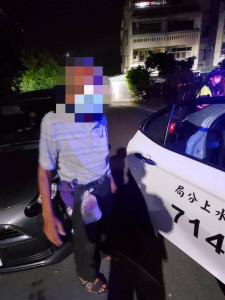 水上分局柳林派出所所長陳振誌、員警張偉育協助失智老翁平安返家／警方提供