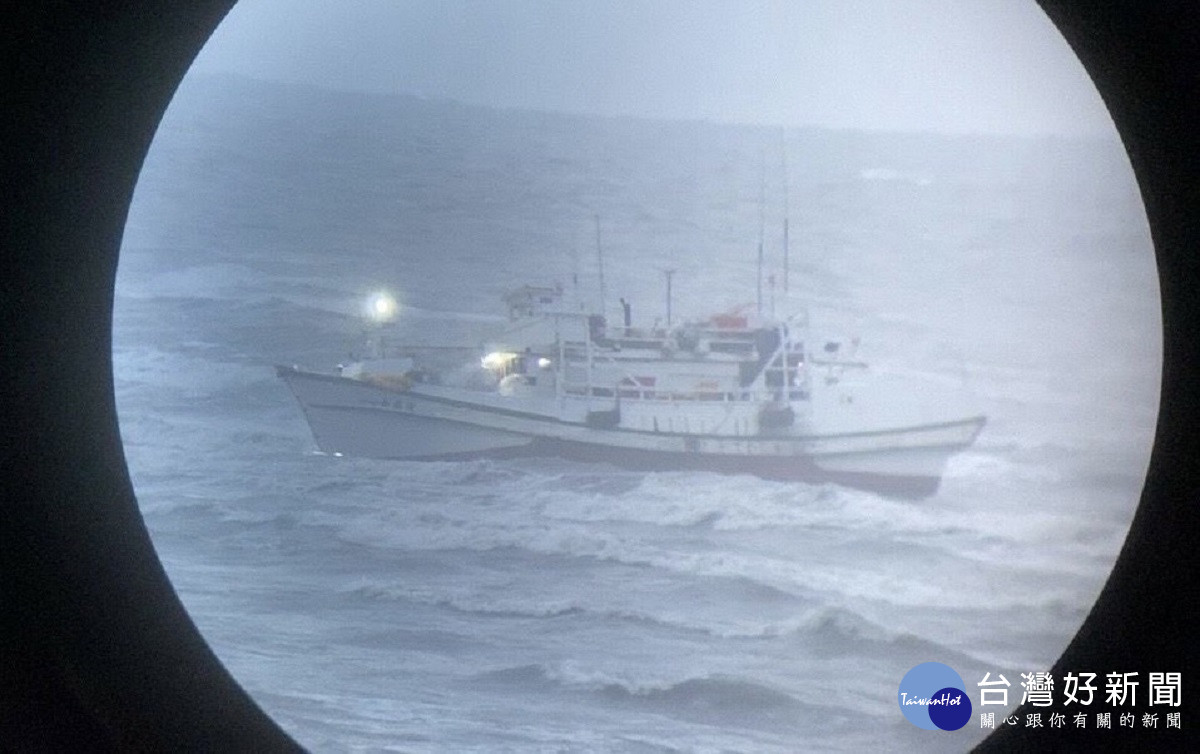 捕漁船漂移擱淺岸際　海巡救援船員全數平安獲救