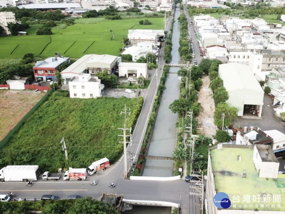 本案空拍圖，八德區忠義街介於工業區、商業區、住宅聚落及學校之間。