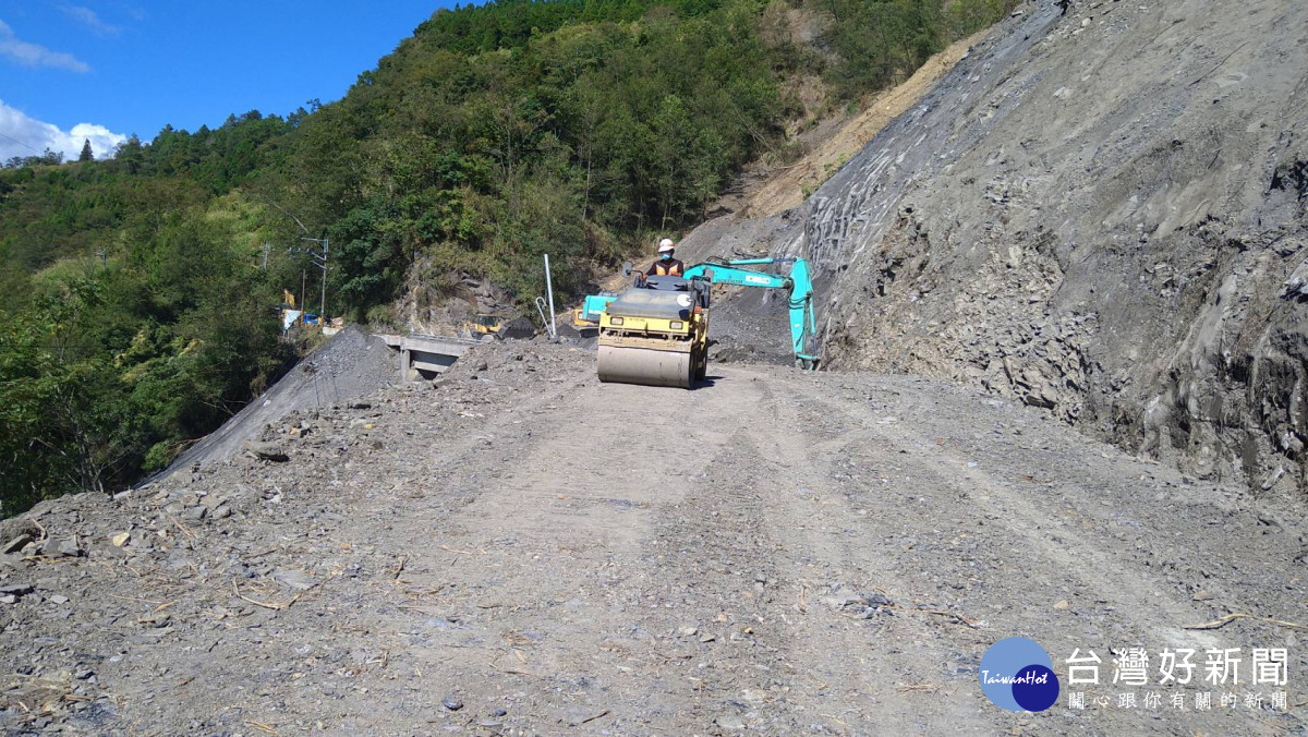 公路總局谷關工務段積極調度機具清除坍方，提前4天搶通台8線77K靈甫橋路段。