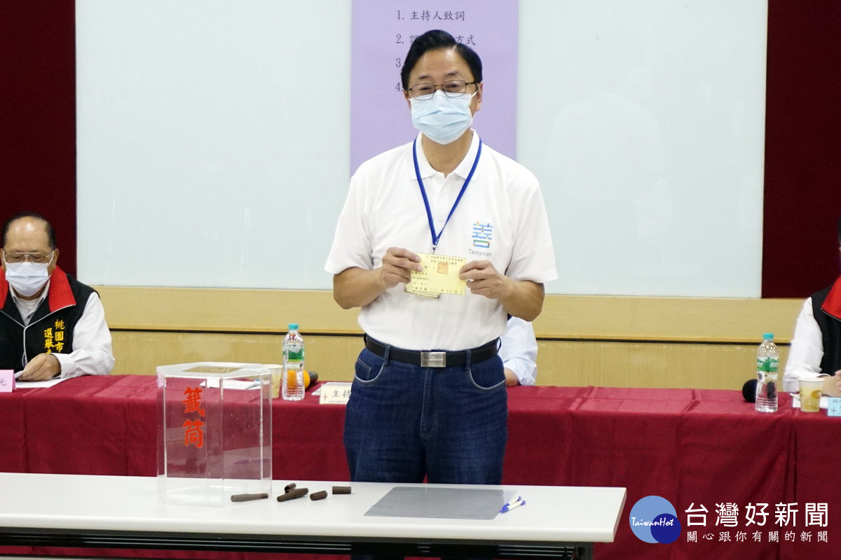 桃園市長選舉候選人號次抽籤　張善政抽中1號籤王