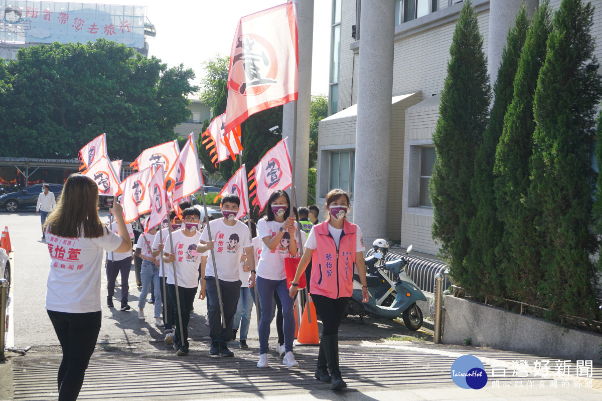 蔡怡萱幸運抽中11號，代表「一心一意，為民服務」。
