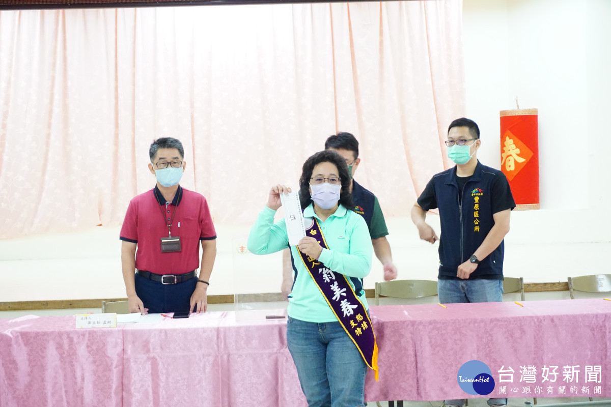 翁美春秀出號次5，競選團隊隨即高喊「5力全開、凍蒜！凍蒜！」