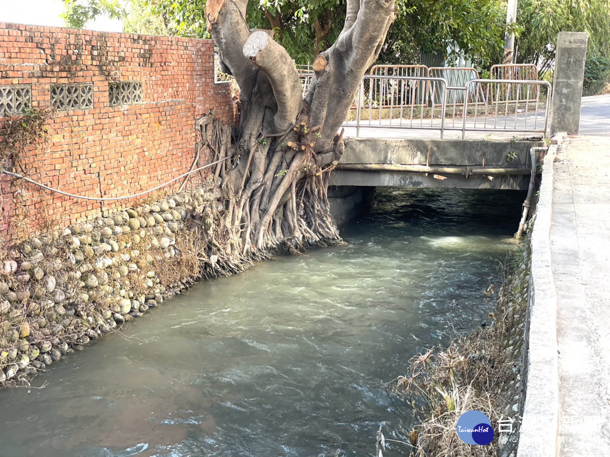 版橋地勢比較低漥，每逢豪大雨均造成版橋阻水，洪水溢淹至道路，人車無法通行。